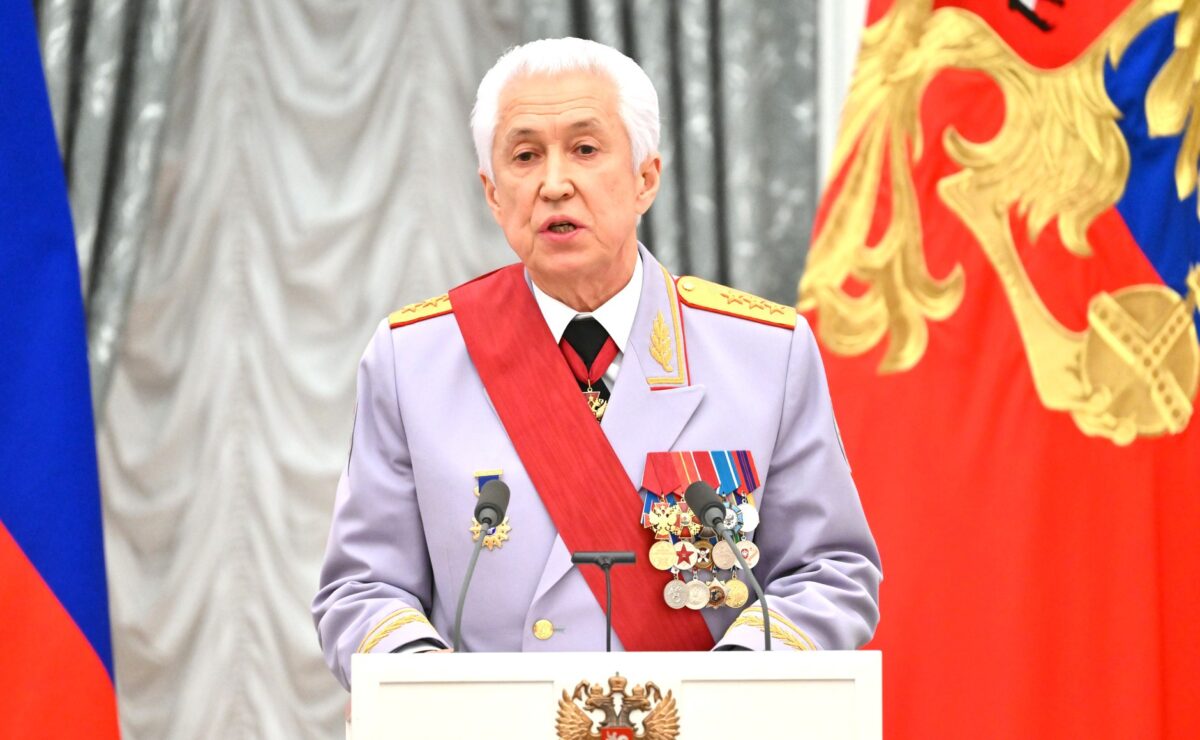 Губернатор Игорь Руденя поздравил депутата Госдумы РФ Владимира Васильева с получением награды