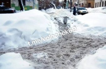В Тверской области город утопает в снежных завалах В Тверской области город утопает в снежных завалах