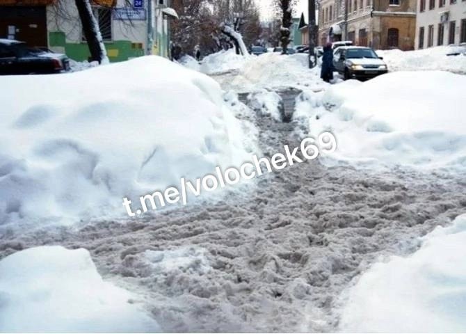 В Тверской области город утопает в снежных завалах В Тверской области город утопает в снежных завалах