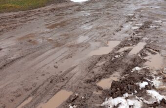 В частном секторе Тверской области водители ломают подвески и рули В частном секторе Тверской области водители ломают подвески и рули