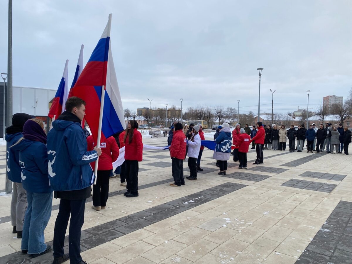 В День Конституции партийные активисты провели праздничные акции