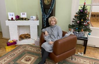 В Твери появилась бесплатная фотозона с камином и предсказаниями В Твери появилась бесплатная фотозона с камином и предсказаниями