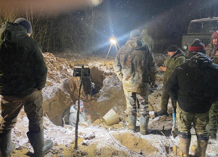 Поисковики нашли самолет в Тверской области и установили имя пилота