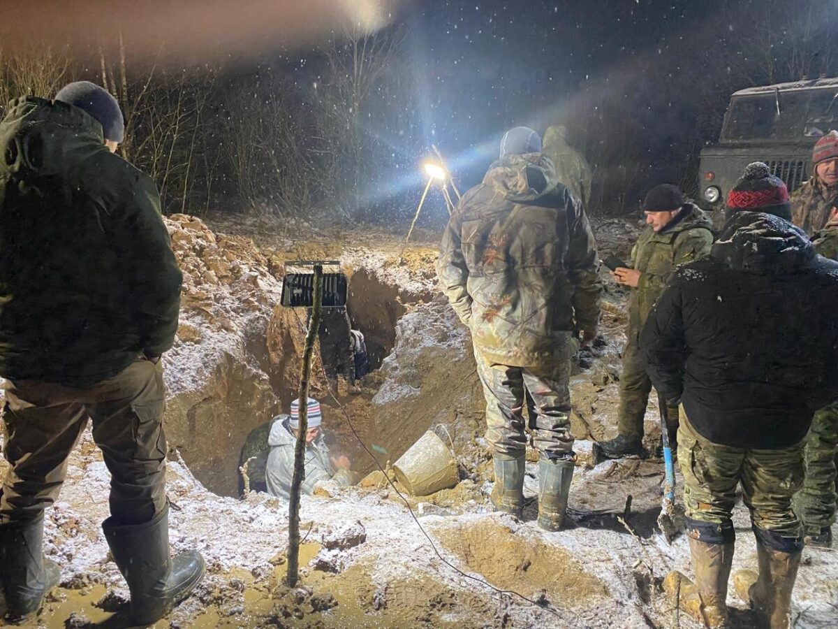 Поисковики нашли самолет в Тверской области и установили имя пилота