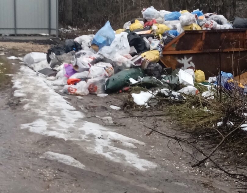 Один из городов в Тверской области завален мусором