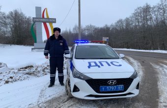 В Тверской области госавтоинспектор помог пенсионеру в ДТП с перевернувшимся автомобилем В Тверской области госавтоинспектор помог пенсионеру в ДТП с перевернувшимся автомобилем