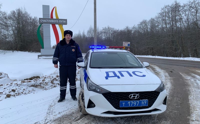 В Тверской области госавтоинспектор помог пенсионеру в ДТП с перевернувшимся автомобилем В Тверской области госавтоинспектор помог пенсионеру в ДТП с перевернувшимся автомобилем