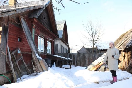 Жительнице Торопца помогли с ремонтом дома