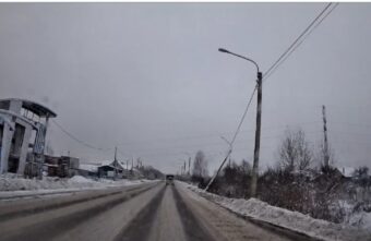 В Тверской области электрический столб держится на одних проводах