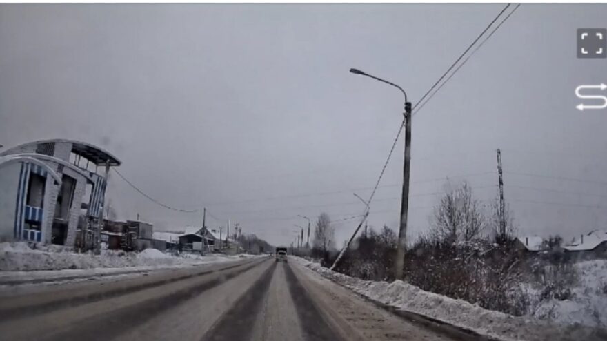 В Тверской области электрический столб держится на одних проводах В Тверской области электрический столб держится на одних проводах