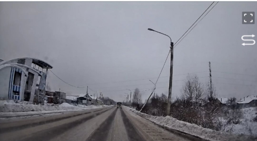 В Тверской области электрический столб держится на одних проводах В Тверской области электрический столб держится на одних проводах