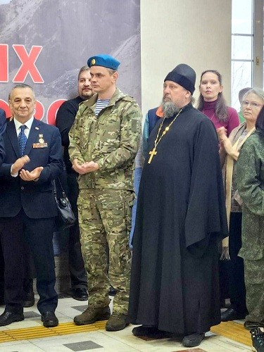 Отца Николая из Тверской области наградили медалью за поддержку десантников СВО