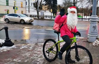 В Твери появился курьер-Дед Мороз В Твери появился курьер-Дед Мороз