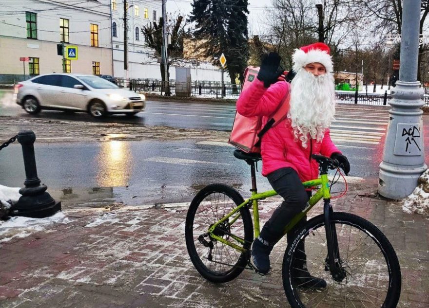 В Твери появился курьер-Дед Мороз