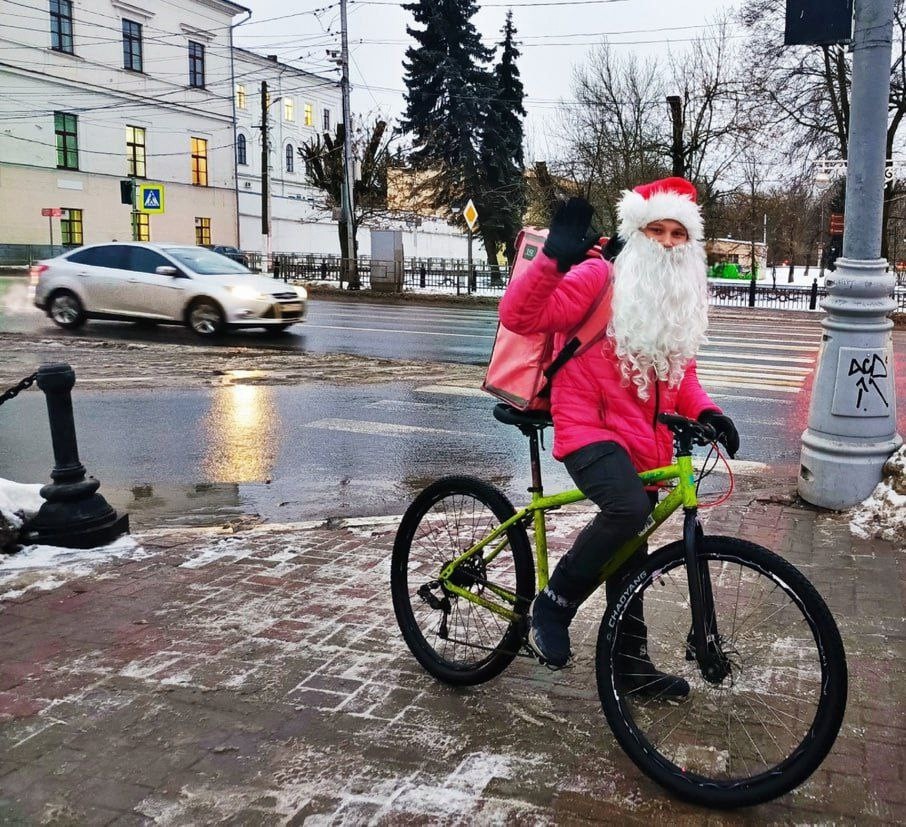 В Твери появился курьер-Дед Мороз