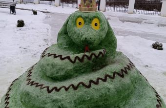 Жителей Тверской области встречает зеленая змея в драгоценной короне