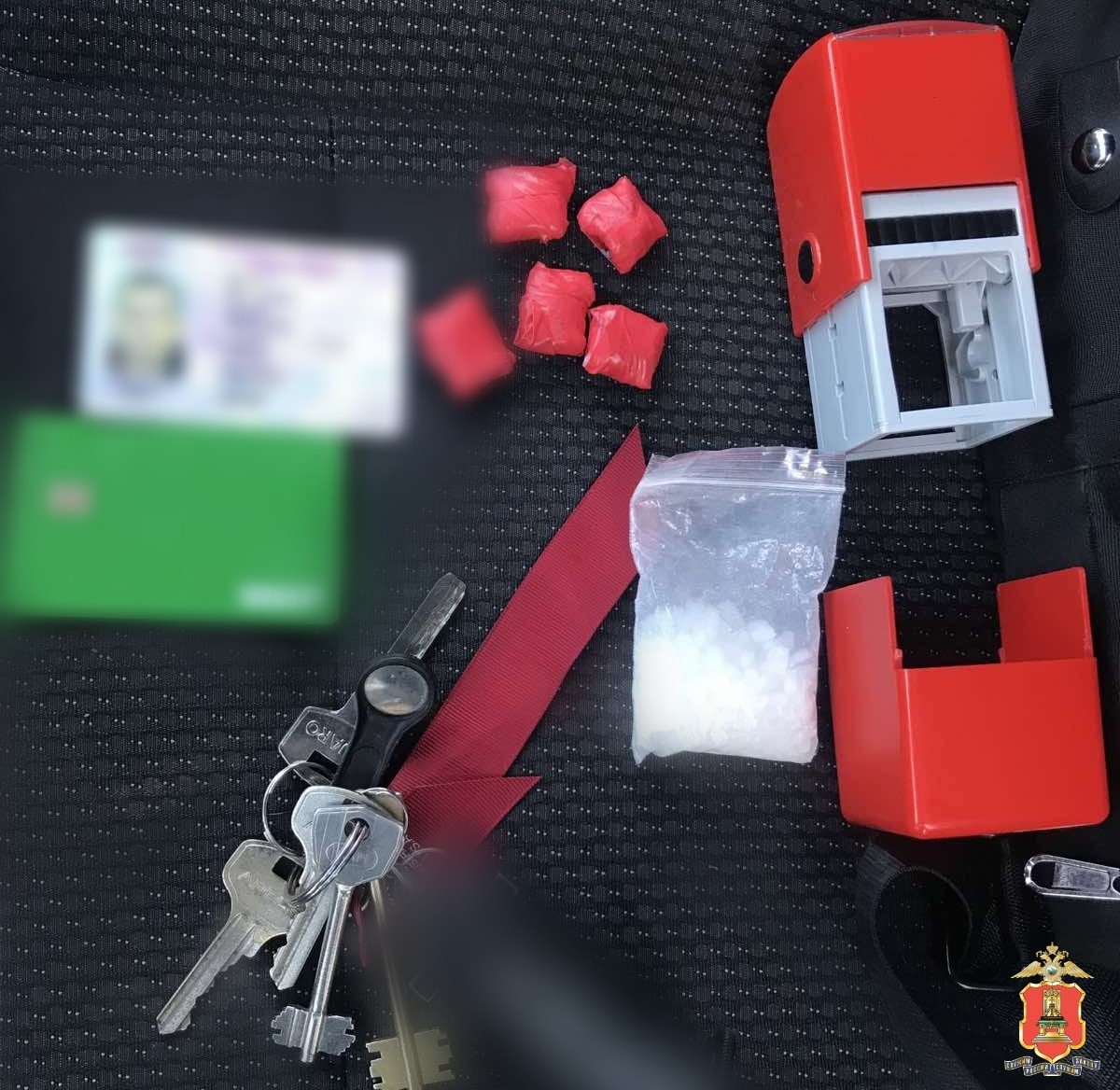 В автомобиле у жителя Твери нашли пакет и свёртки с наркотиком