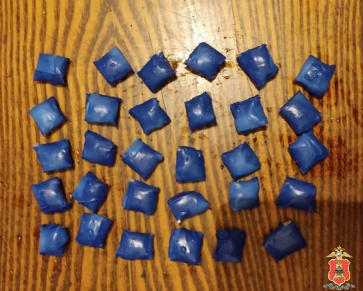 В Тверской области мужчина выбросил наркотики в снег, пытаясь сбежать от полиции