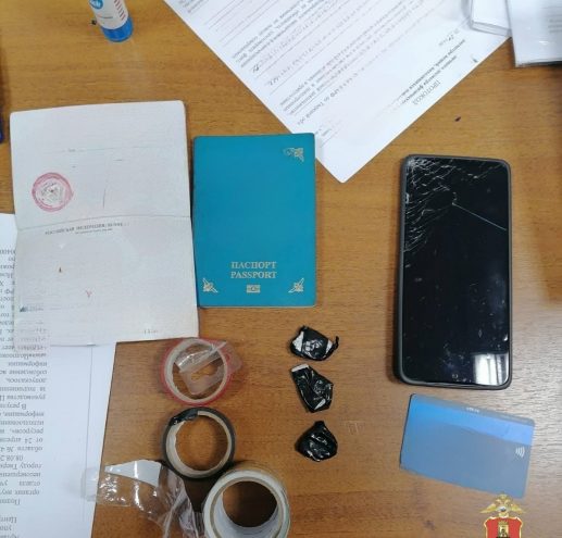 Несколько свёртков с наркотиками нашли у задержанного в Твери мужчины Несколько свёртков с наркотиками нашли у задержанного в Твери мужчины
