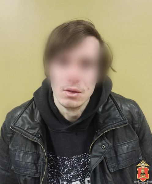 В Твери 25-летний парень клеил листовки с рекламой наркотиков на фасады домов