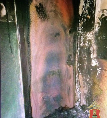 В Твери подожгли дверь в квартиру пенсионерки