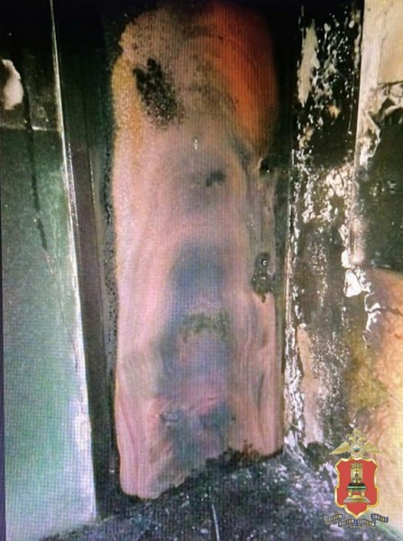 В Твери подожгли дверь в квартиру пенсионерки