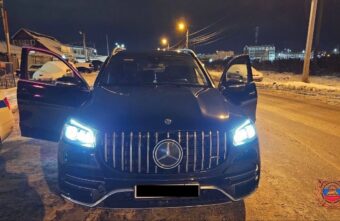 В Твери инспекторы остановили полностью затонированный Мерседес В Твери инспекторы остановили полностью затонированный Мерседес