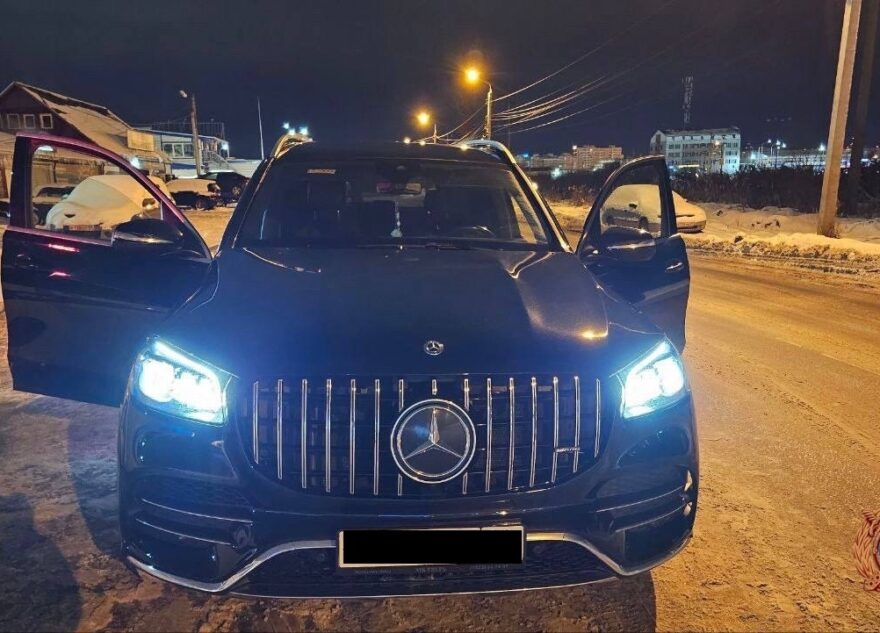 В Твери инспекторы остановили полностью затонированный Мерседес В Твери инспекторы остановили полностью затонированный Мерседес