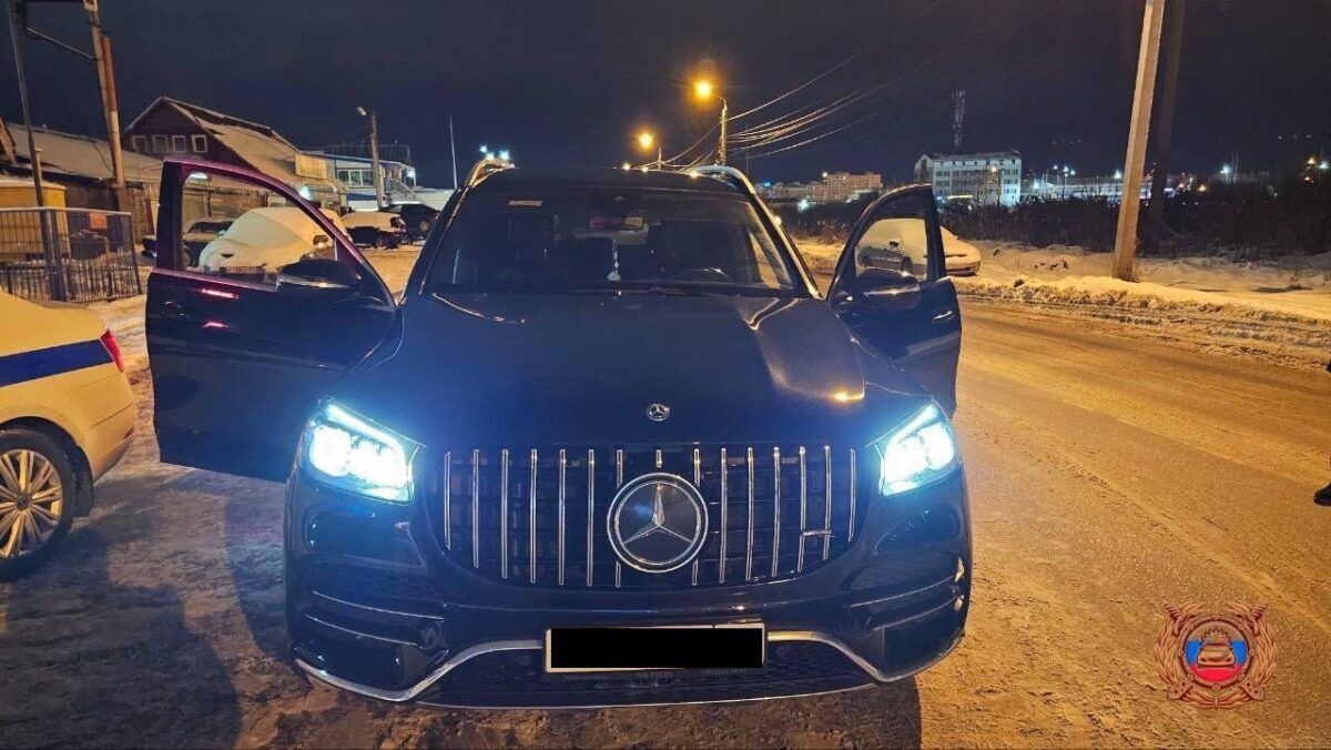 В Твери инспекторы остановили полностью затонированный Мерседес В Твери инспекторы остановили полностью затонированный Мерседес