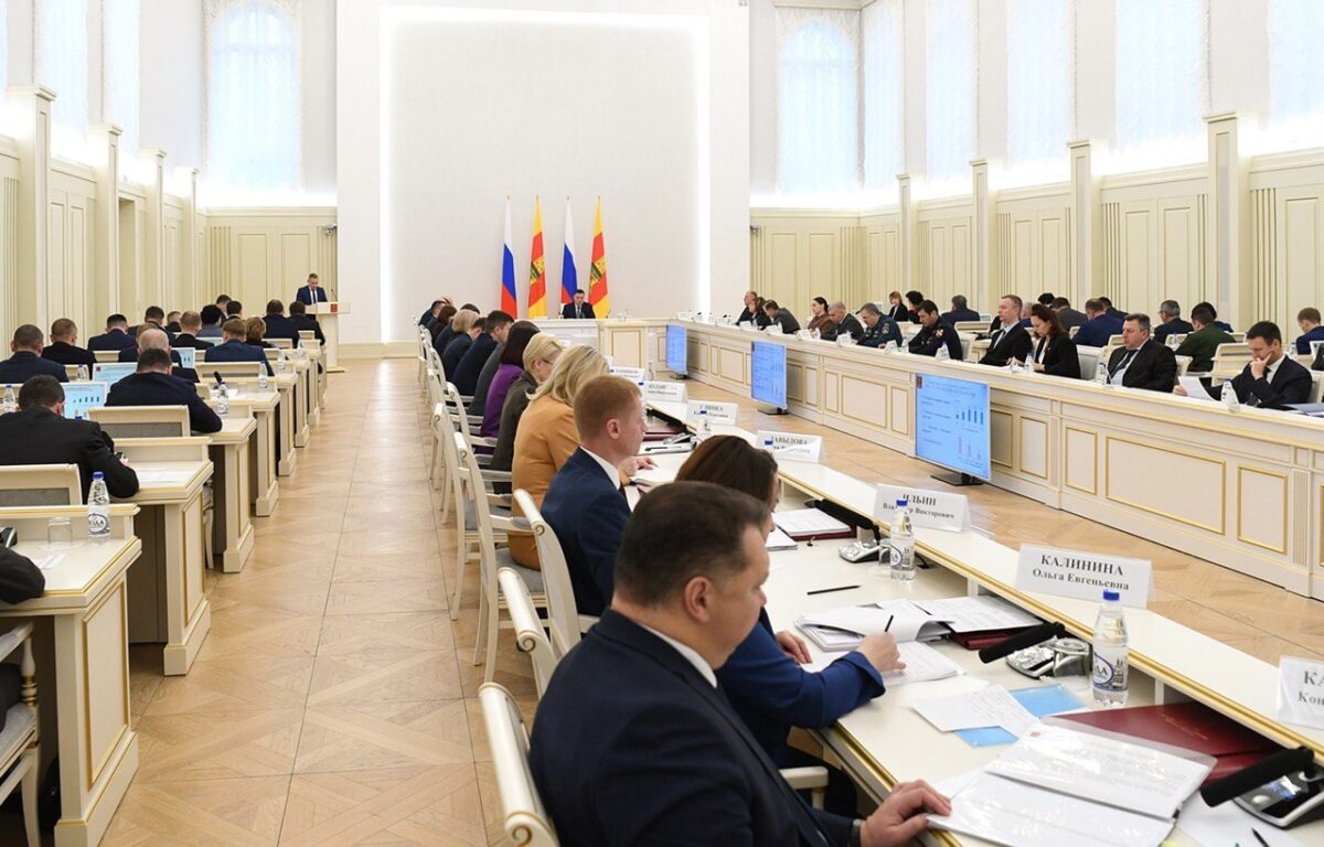 Ремонт дорог, здравоохранение, миграционная политика и соцподдержка: Игорь Руденя провел заседание правительства Тверской области