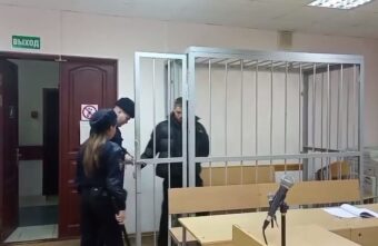 В Твери заключили под стражу парня, который залил продавца телефона перцовым баллончиком В Твери заключили под стражу парня, который залил продавца телефона перцовым баллончиком