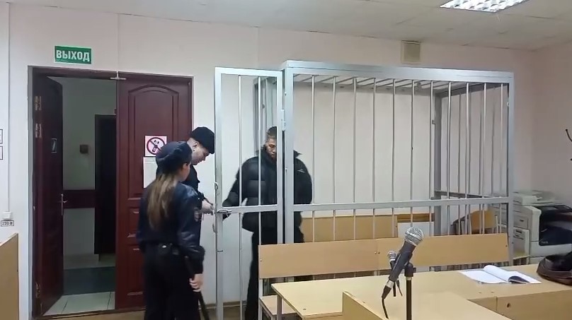 В Твери заключили под стражу парня, который залил продавца телефона перцовым баллончиком В Твери заключили под стражу парня, который залил продавца телефона перцовым баллончиком