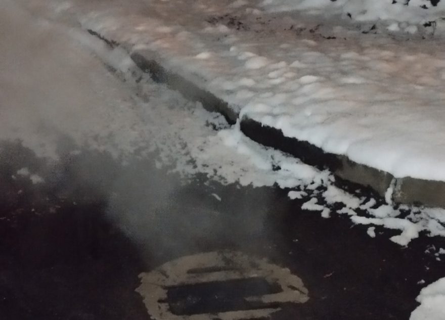 В Твери возле детского сада дети могут провалиться в канализационный люк В Твери возле детского сада дети могут провалиться в канализационный люк