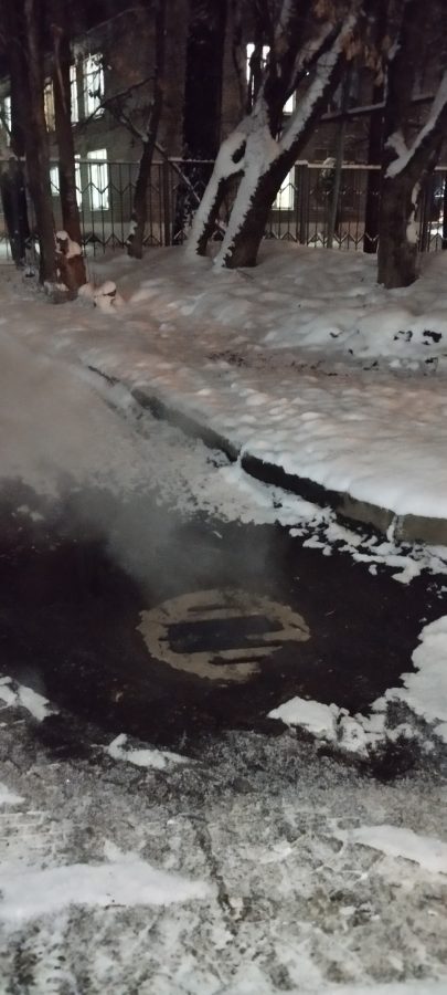 В Твери возле детского сада дети могут провалиться в канализационный люк