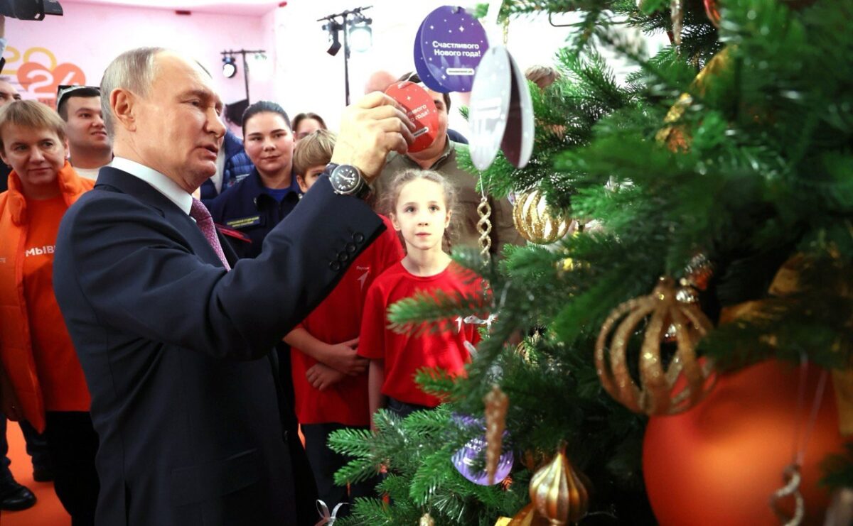 В Тверской области президент России Владимир Путин открыл всероссийскую акцию «Ёлка желаний» В Тверской области президент России Владимир Путин открыл всероссийскую акцию «Ёлка желаний»