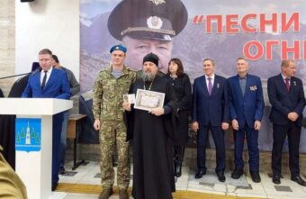 Отца Николая из Тверской области наградили медалью за поддержку десантников СВО