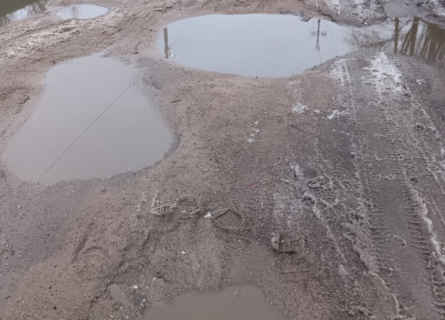 В Тверской области состоящую из ям дорогу назвали "природной красотой"