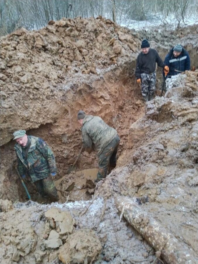 Поисковики нашли самолет в Тверской области и установили имя пилота