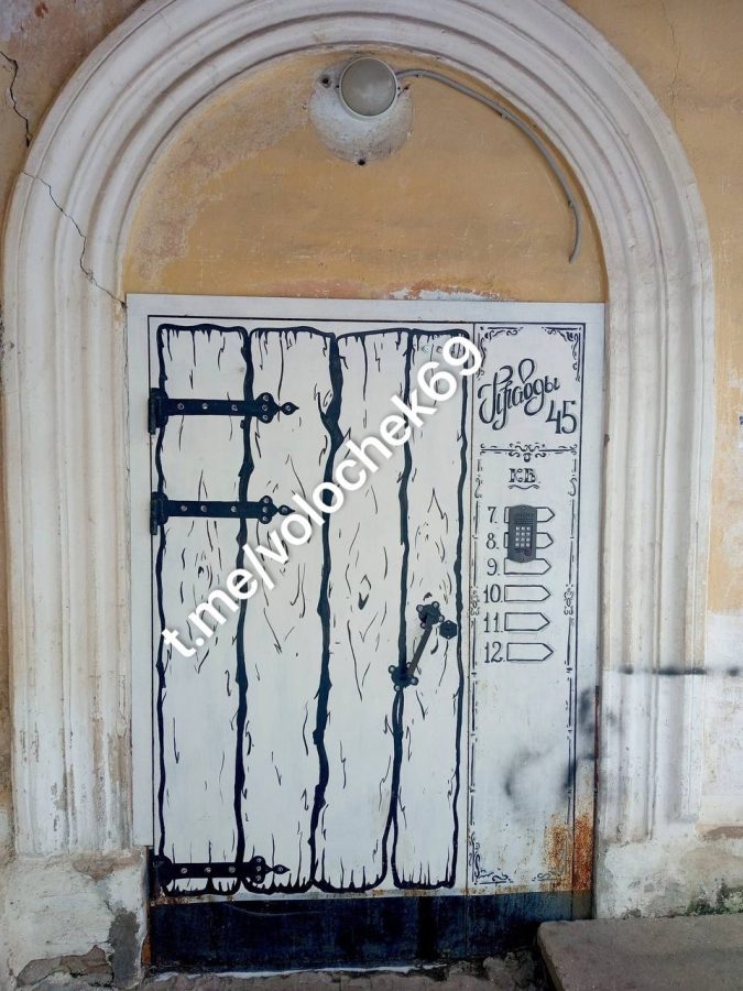 В Тверской области начали стилизовать двери подъездов