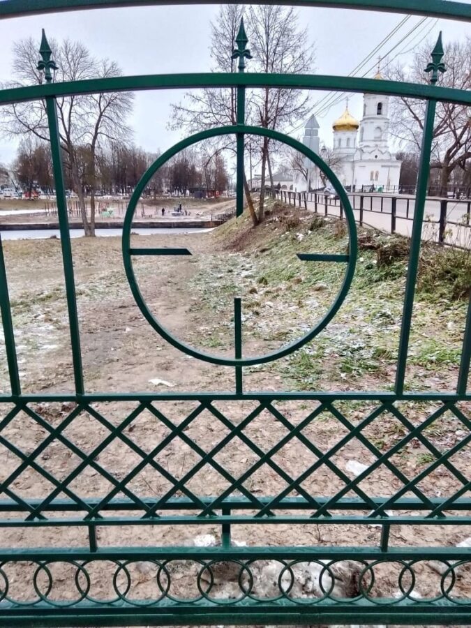 Вандалы опять испортили ограду городского сада в Тверской области