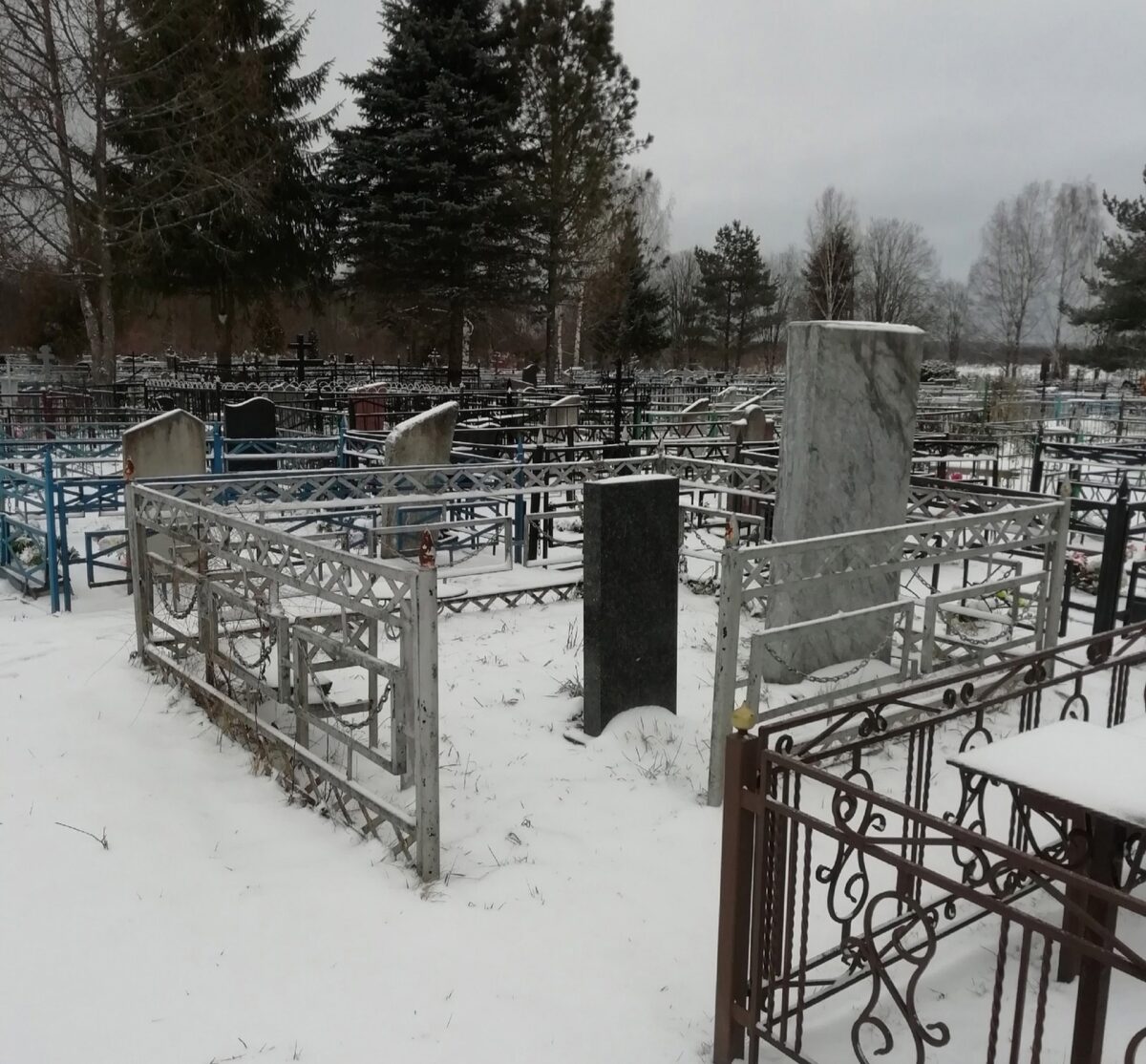 С кладбищ в Тверской области стали пропадать столики и калитки