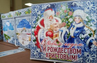 Юным жителям Тверской области вручают сладкие новогодние подарки