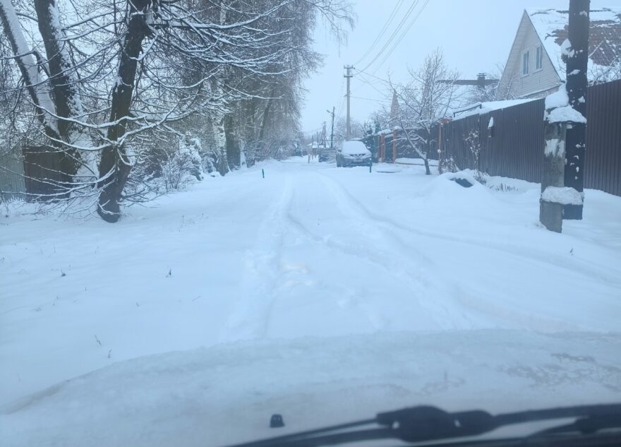 В Тверской области люди не могут ездить по дороге из-за снежного завала