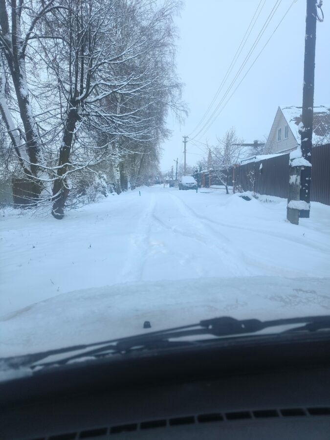 В Тверской области люди не могут ездить по дороге из-за снежного завала