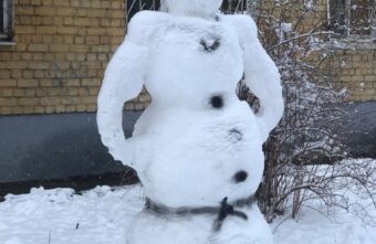 В Твери жители слепили из снега городового В Твери жители слепили из снега городового