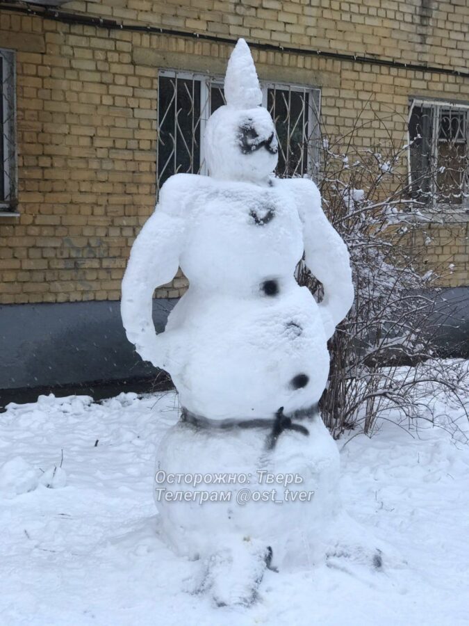 В Твери жители слепили из снега городового