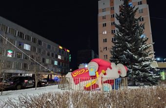 В центре Твери уставший Дед Мороз прилег под елочку