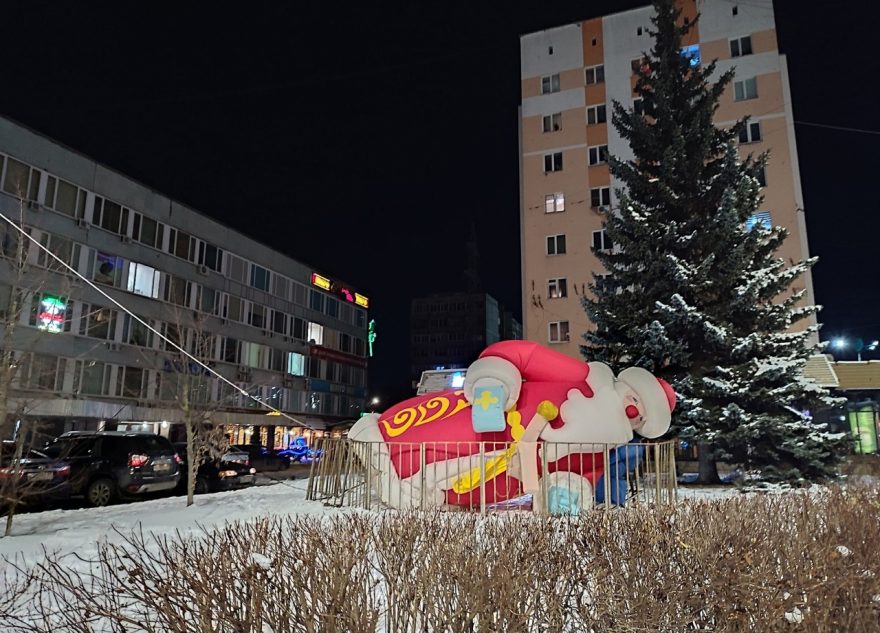 В центре Твери уставший Дед Мороз прилег под елочку