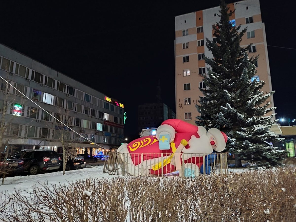 В центре Твери уставший Дед Мороз прилег под елочку