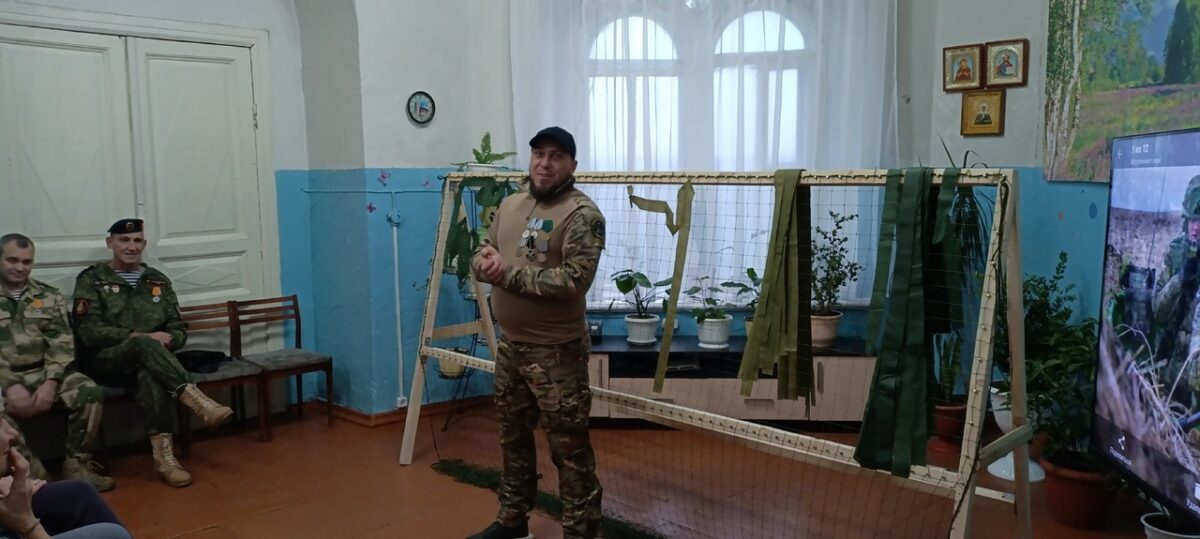 Бойцы СВО открыли мастерскую по плетению маскировочных сетей в Тверской области